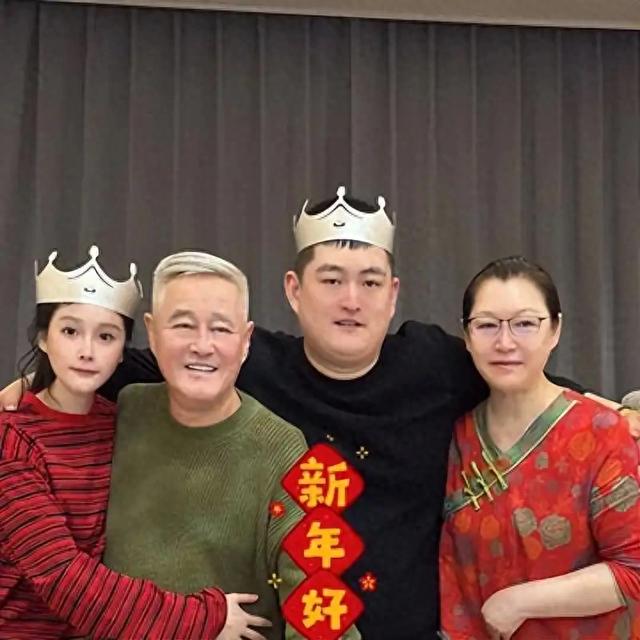 赵本山初二在公司办聚会，穿的花里胡哨，办公室摆放金丝楠木椅子