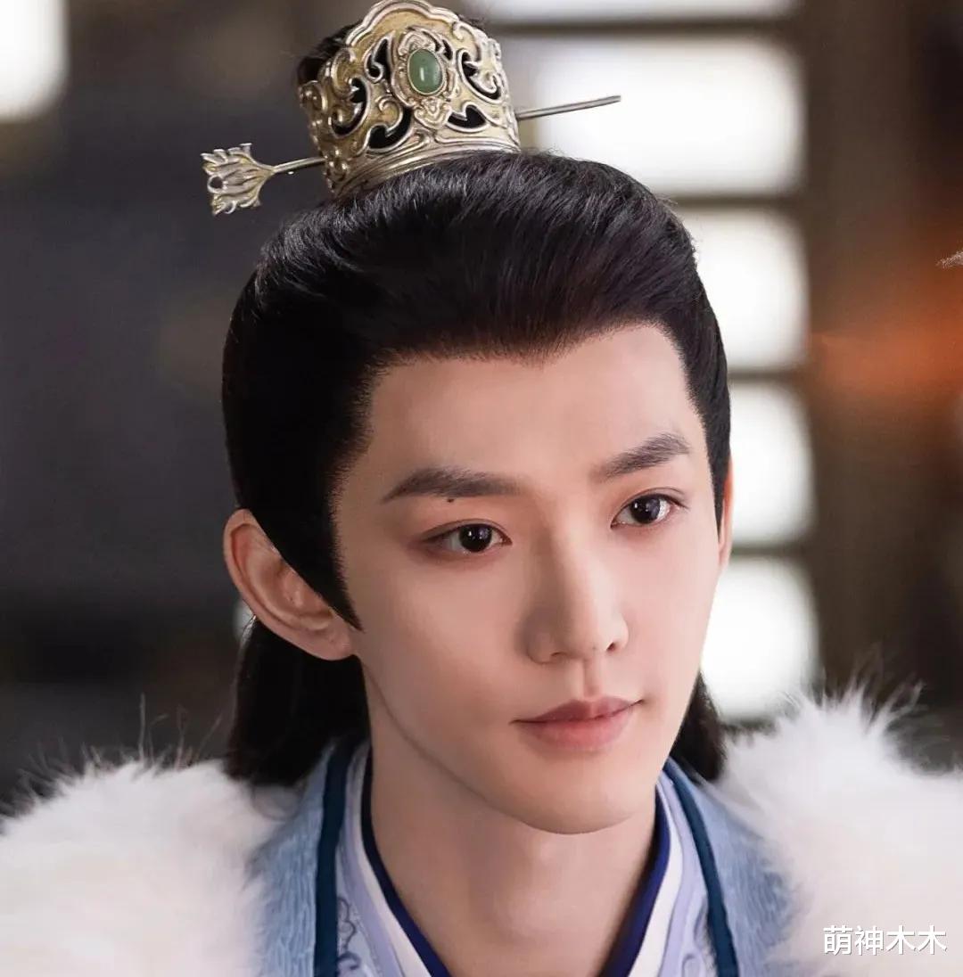 男星邓为送群演5毛饮料,给时尚圈送近千元蛋糕,遭质疑区别对待