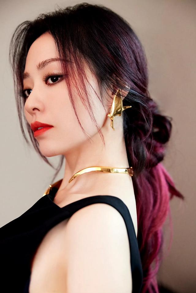 张靓颖,黑裙长靴,尽显知性御姐范儿