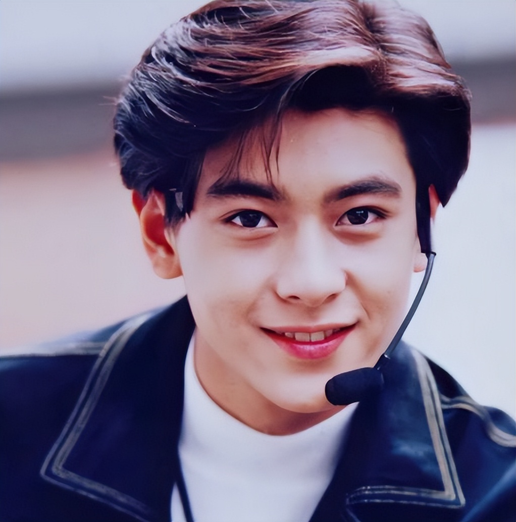 微博盛典，王心凌变样，周慧敏如美神降临，我却被李宇春大腿惊艳了