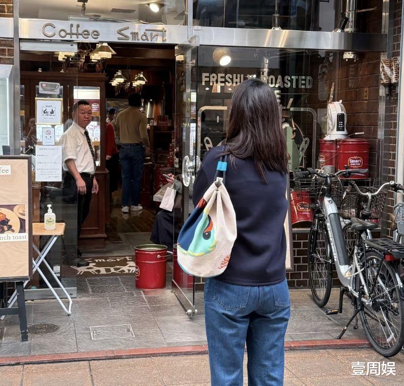 Rain跟金泰熙喝咖啡被偶遇,身材健硕胸肌明显,妻子打扮像少女