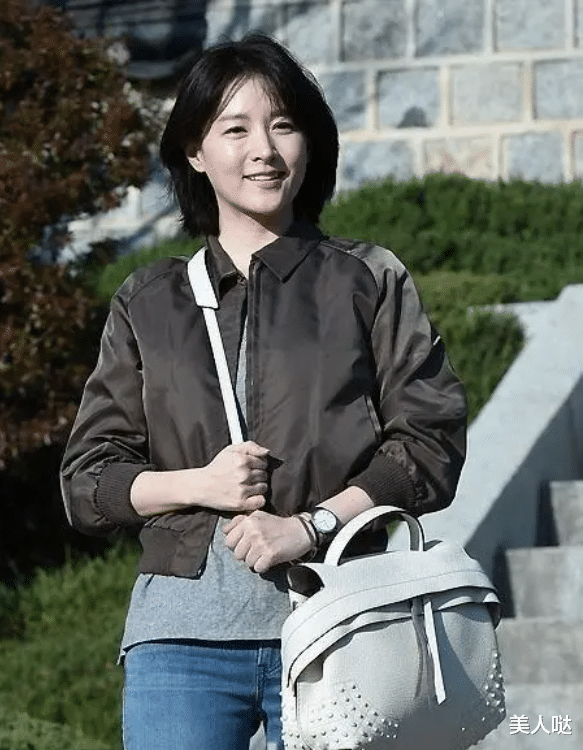 ?李英爱换新发型大变样！穿短夹克配牛仔裤又美又酷，53岁嫩出新高度