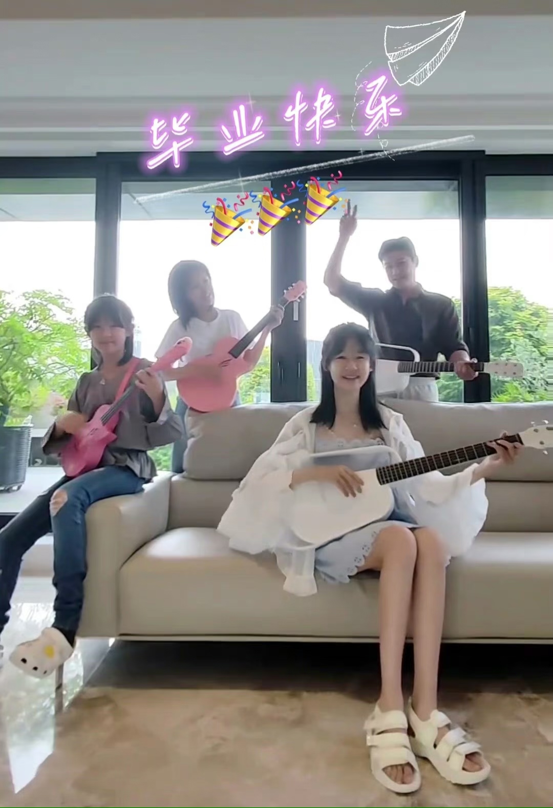 陆毅大女儿初中毕业,一家四口合体为其庆祝,16岁陆雨萱长腿抢镜