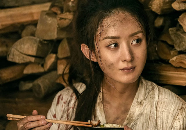 一场红毯看出赵丽颖地位！都靠大女主剧火，她和杨紫咖位相差太大