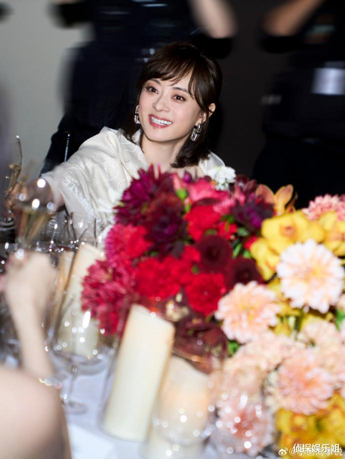 41岁孙俪造型终于在线！留长发穿吊带裙减龄又气质，美回巅峰