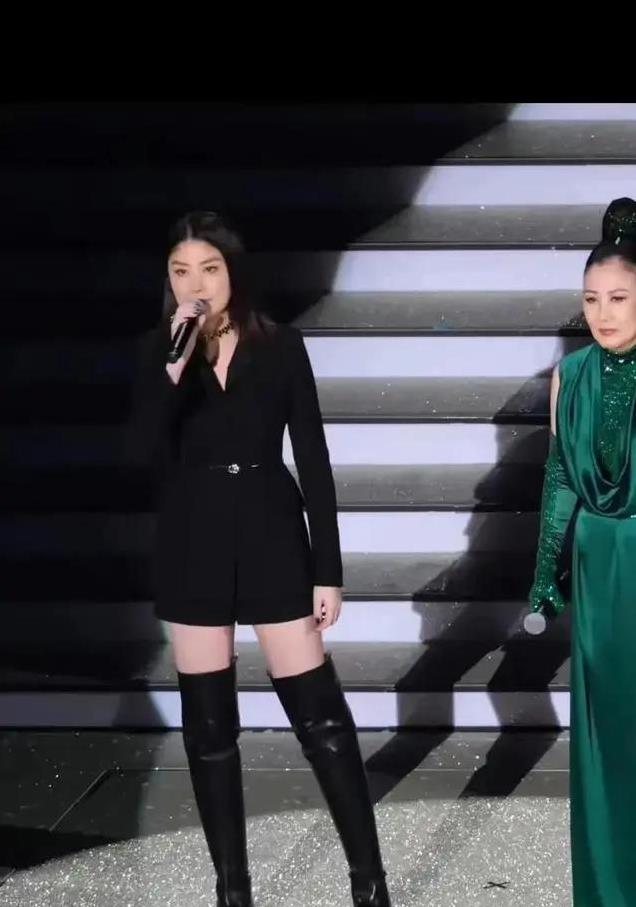 77岁汪明荃开演唱会，又唱又跳，精力堪比28