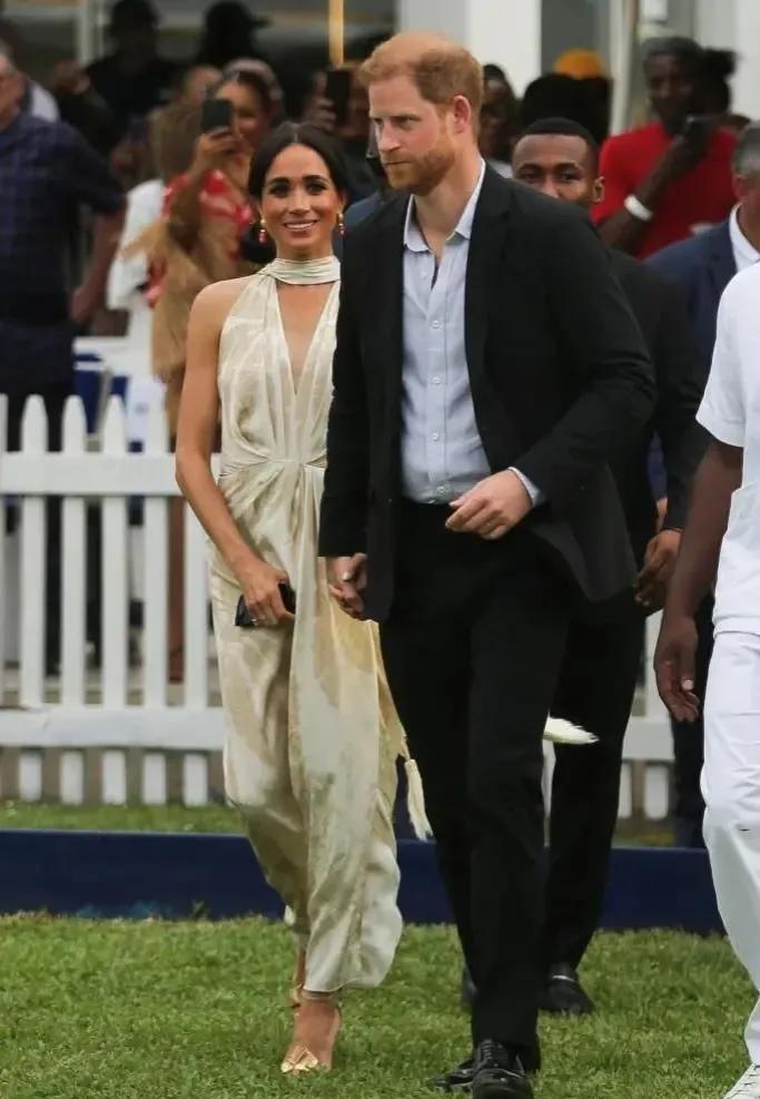 梅根把“王妃光环”看得太重!只为与凯特比高低,却沦为不一样的焦点