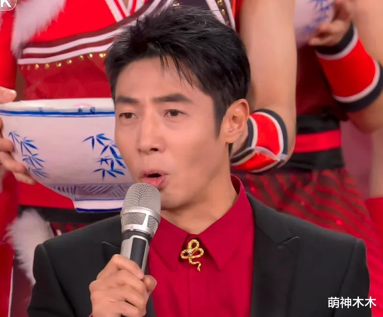 元宵晚会好热闹！何炅状态回归，哪吒上台不洗手，湖南台假唱穿帮