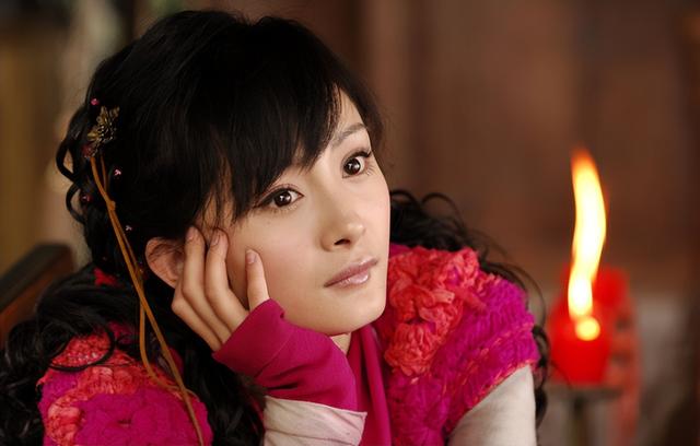 “人间清醒”杨幂：一年拍11部戏，化身新人“奶妈”，今身家上亿