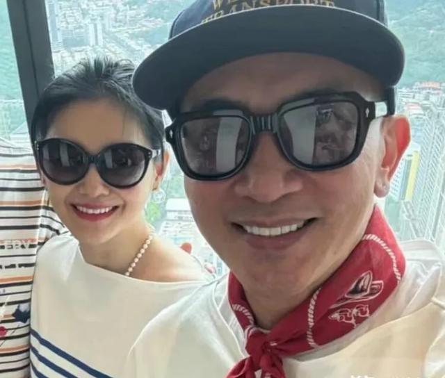 大S近照被嘲显老，本人亲自晒出老公视角照澄清，结果墙都P歪