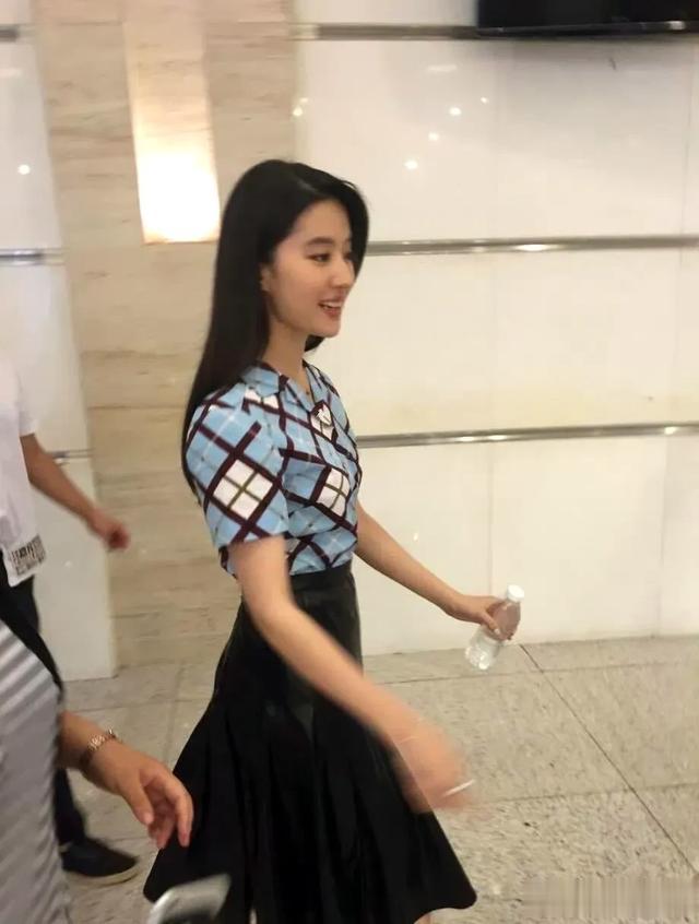 刘亦菲10年前参加节目旧照曝光,又瘦又苗条,不愧是神仙姐姐