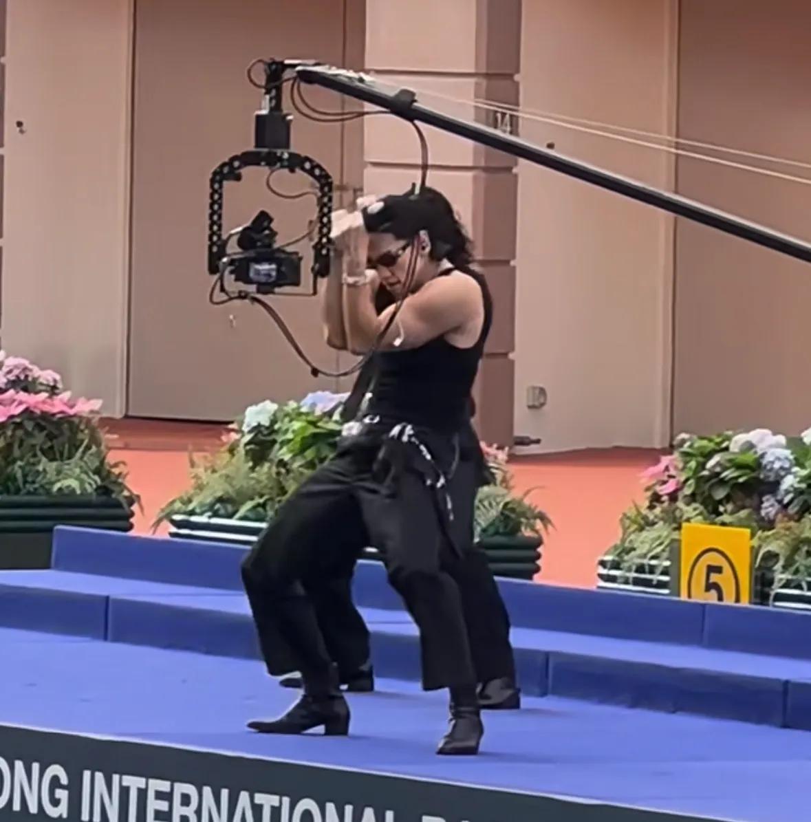 Rain沙田马场开幕式表演:老头背心秀肌肉热舞,油腻风格引热议