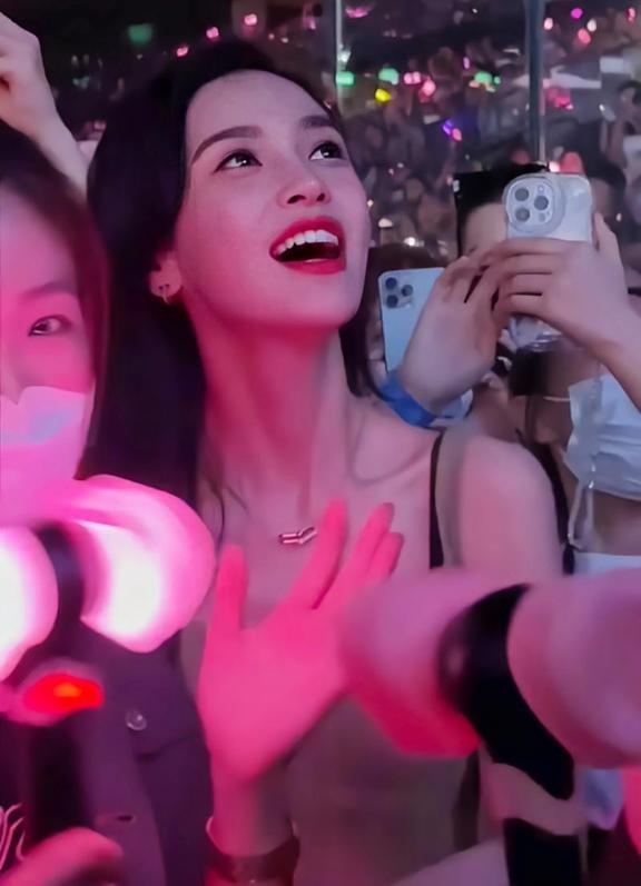 听个演唱会也能上热搜,美貌终于得到证实!果然美女是对比出来的