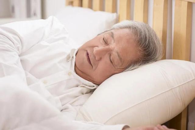 肝硬化和“睡”有关？医生：睡觉的3个习惯再不改，肝硬化找上门