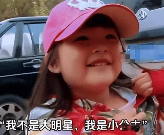 王诗龄亮相英国顶级晚宴，初恋脸美翻全场，穿千元裙尽显名媛范