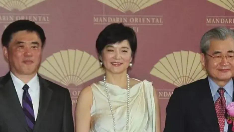 林青霞剪超短发太减龄，穿小白裙优雅时髦，脸蛋紧致没皱纹