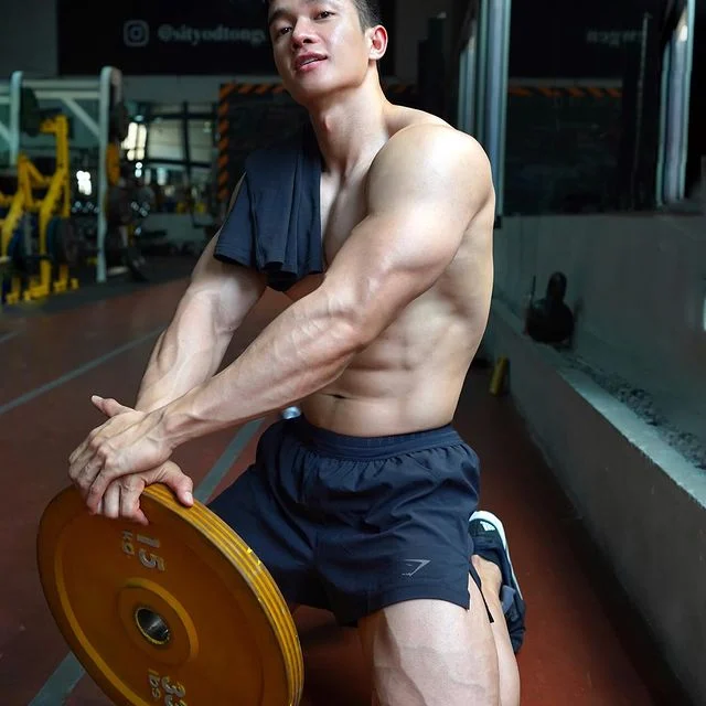 泰国健身网红，雪地大秀肌肉，这体脂率让人羡慕