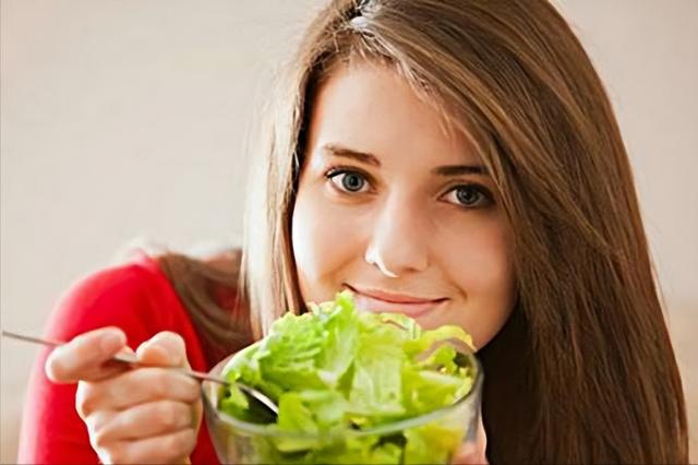 26岁女孩每天吃水煮菜减肥,体重没减反进医院,医生责怪:太无知