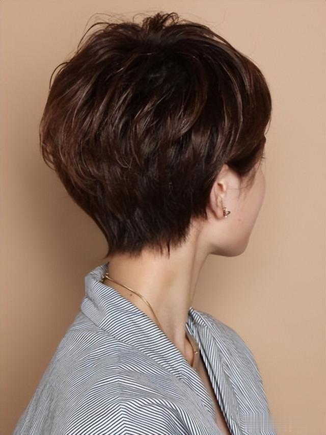 50多岁女性换发型记住这三点,剪短推边烫纹理,头发灰白也很美