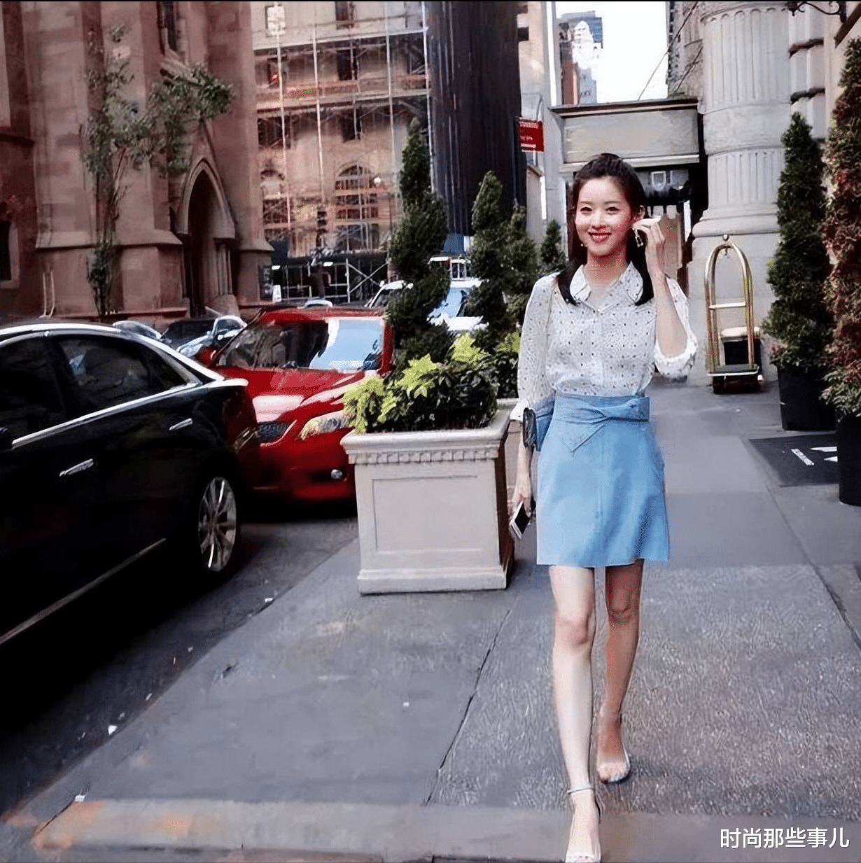 富豪老婆章泽天开挂的30岁,穿白衬衫+阔腿裤,中长发型气质惊艳