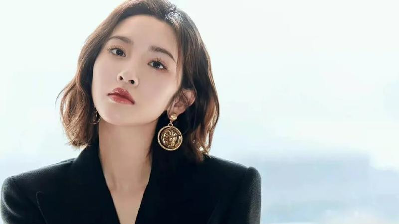 张若昀妻子唐艺昕模特旧照曝光，发育过猛引热议