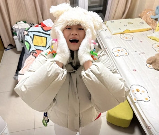 全红婵裹得严严实实抵达上海，人气太旺，俩大品牌商争相抢她