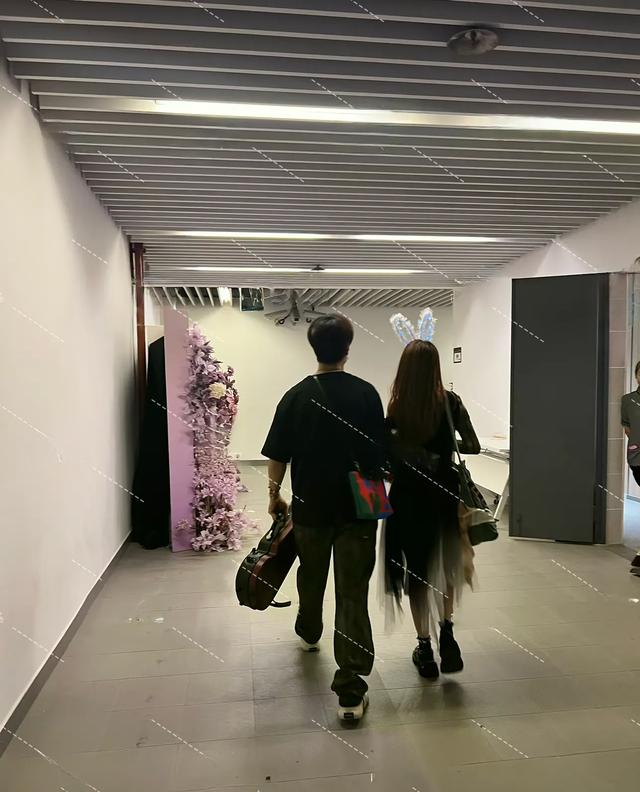 昨天才结婚,今天就来助阵了,网友:王栎鑫酒还没醒嘘嘘就上班了