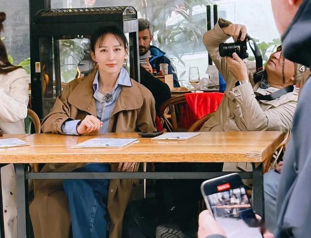 胡静风衣引热议,朱先生跪地拍照显深情,综艺展现真实相处之道