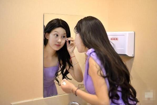 19岁少女执意整成“刘亦菲”,连名字也高仿,8年后她现状怎样?