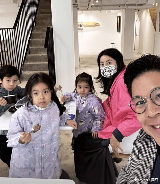 郭晶晶一家被网友偶遇，夫妻俩身材发福被调侃，霍启刚小肚腩抢镜