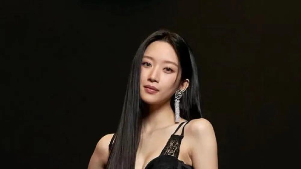 为了给奢牌站台从霸气红裙到情趣黑纱？这别又是第二个Lisa吧