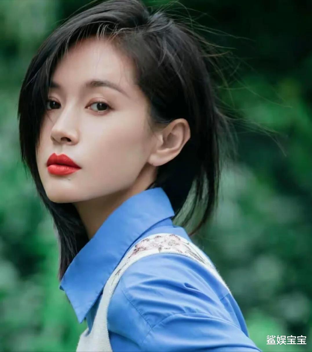 王子文脸部肿胀崎岖,下巴突出来一块,有点像“医美后遗症”