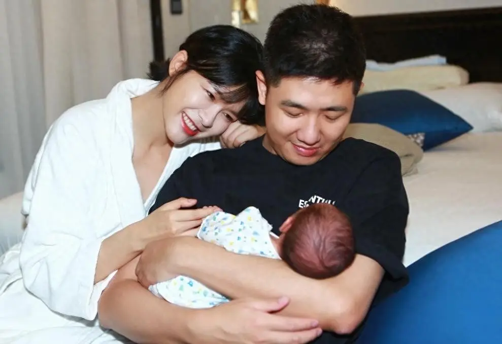 36岁嫁给自己经纪人，40岁怀孕生子，李艾：肥水不流外人田！