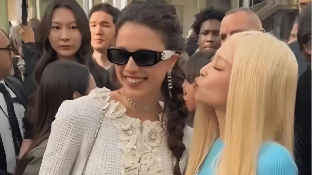 韩星Jennie讨好欧美失败！嘟嘴合照被同框女星嫌弃，场面尴尬好笑