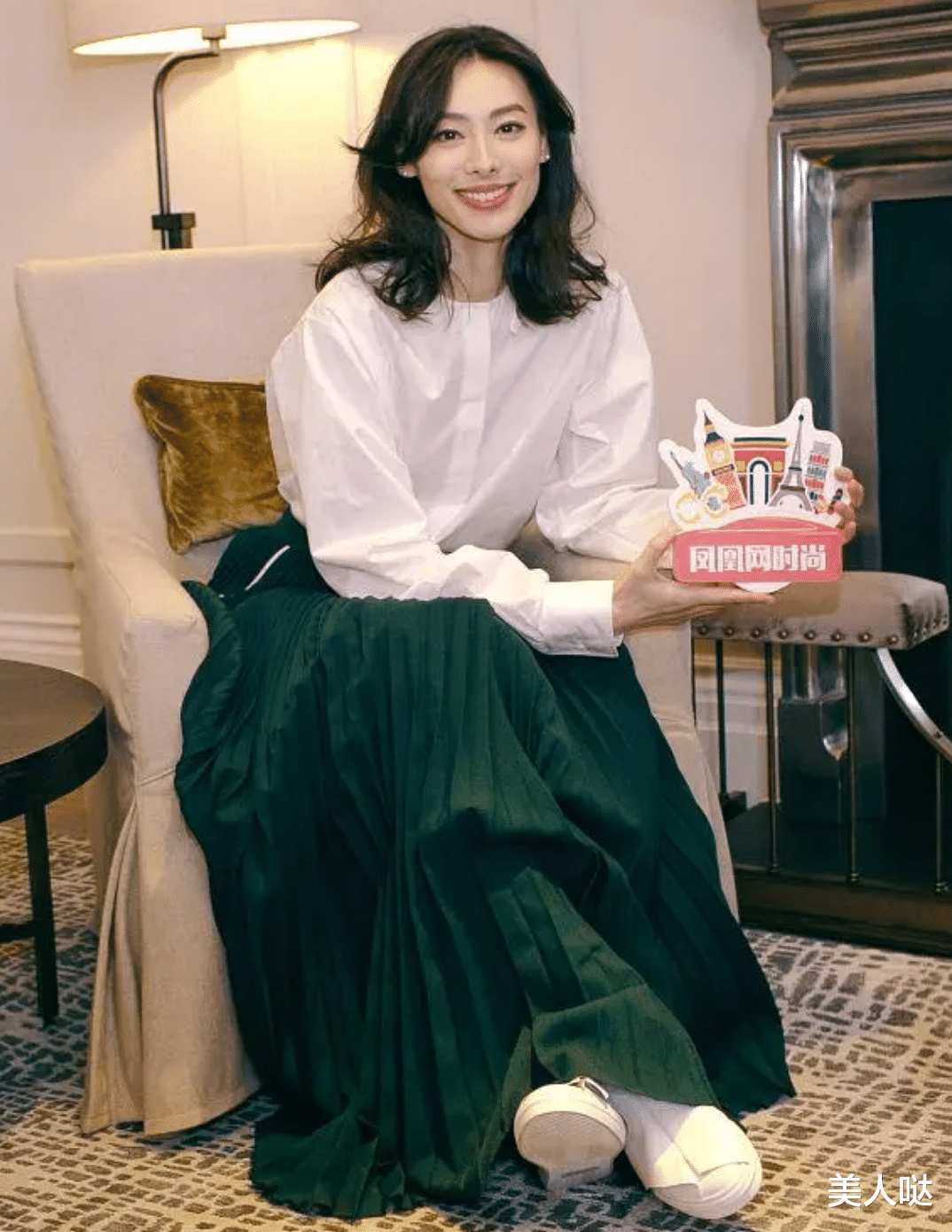 梁洛施真变了不少,有了当妈的稳重感,蓝裙配西装看着挺显年龄的