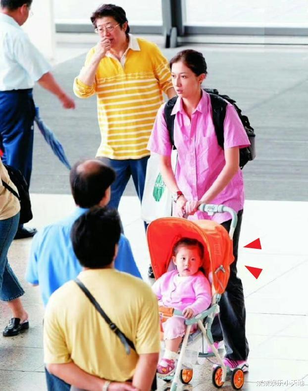 1999年吴绮莉怀孕6个月,为小龙女准备婴儿鞋,头戴帽巾做孕妇