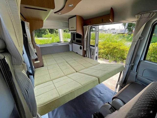日产NV100微型面包露营车，排量小仅0.66升，座椅上面配折叠床