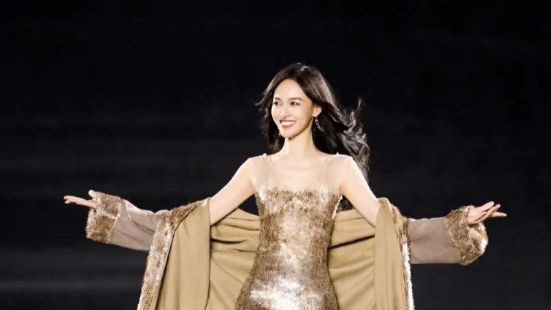 42岁唐嫣秀“御姐”身材，穿连体衣下面都系不上扣，时尚减龄似少女