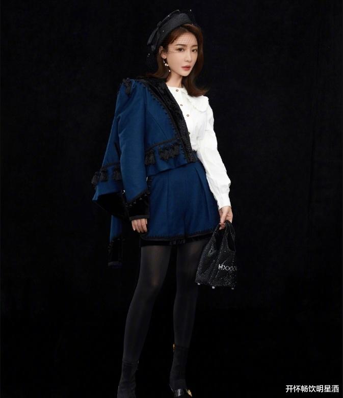 柳岩也有小萝莉的一面，黑色丝袜搭配连衣裙秒变小姑娘！