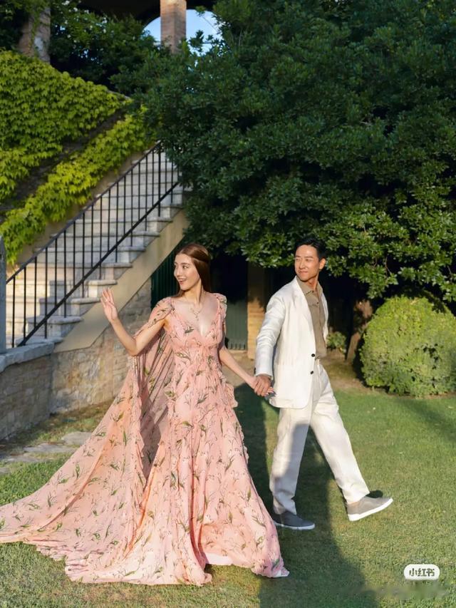 吴千语分享意大利婚前美照,一袭粉色深V碎花长裙,仙气飘飘!