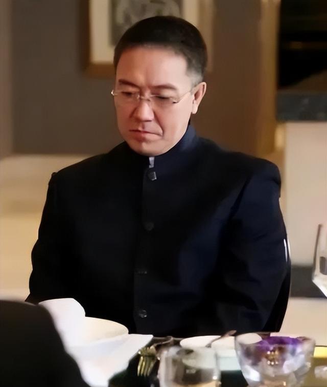 因《亮剑》爆火后离婚,娶3婚小13岁妻子,“原配”竟为他站台?