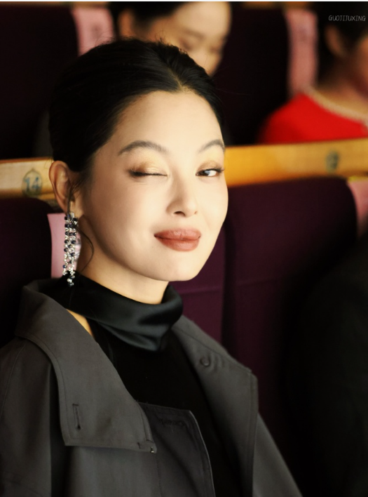 单依纯整容未遂引热议！哪怕再美的女人，都存在身材与容貌的焦虑