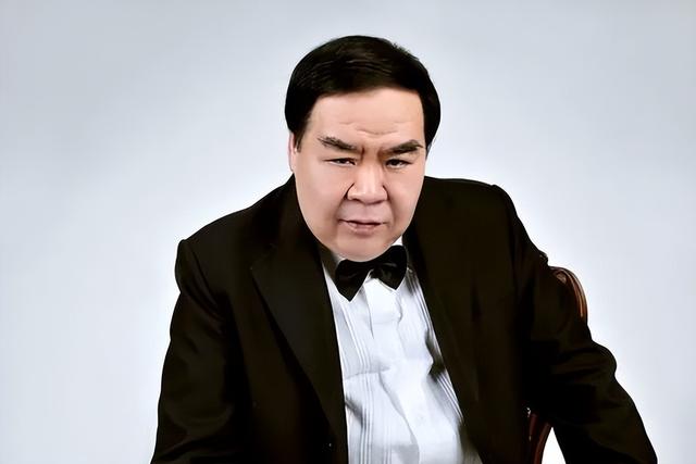 被遗忘的香港影帝郑则仕:欠债8000万,住贫民区10年,今两鬓斑白