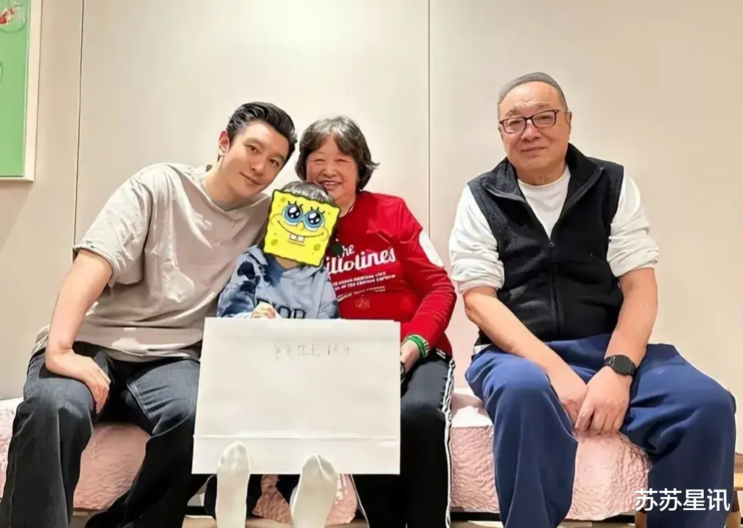 47岁黄晓明晒中秋家宴,小海绵与爷爷奶奶举杯庆祝,老人笑开花!