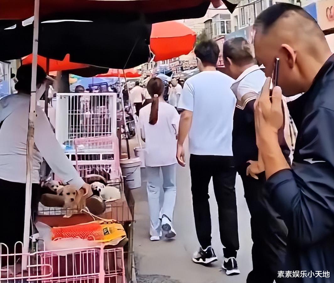 贾乃亮带甜馨回老家，打扮朴素接地气，发现被拍后扭头就走