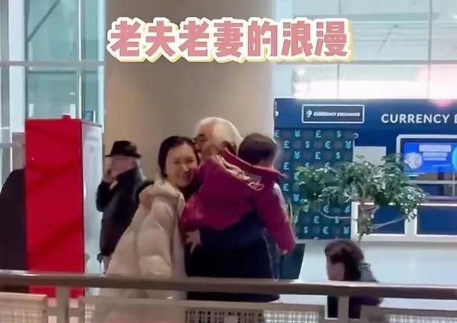 74岁张纪中穿着保暖裤在美国豪宅哄睡3个月小女儿，累到仰天长叹