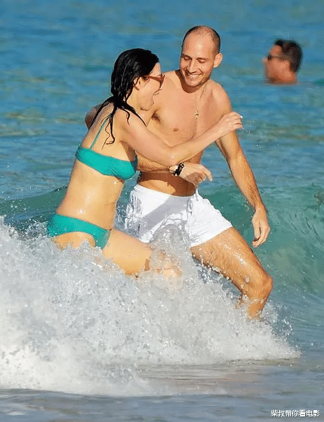 从顶级富豪到害怕年老色衰，医美整型失败的邓文迪，如今像极了外星人！