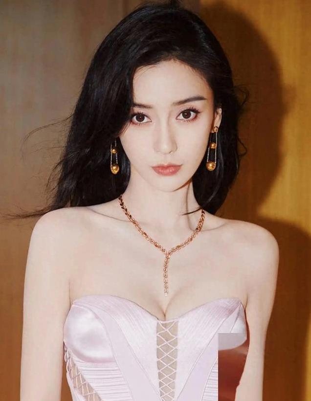 Angelababy独自打拼，铆劲大方展示自我。