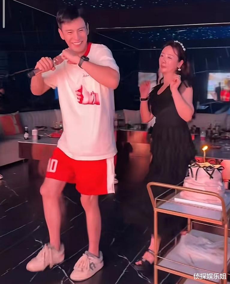 44岁小李琳晒庆生照,被老公女儿幸福亲吻,经超和女儿似复制粘贴