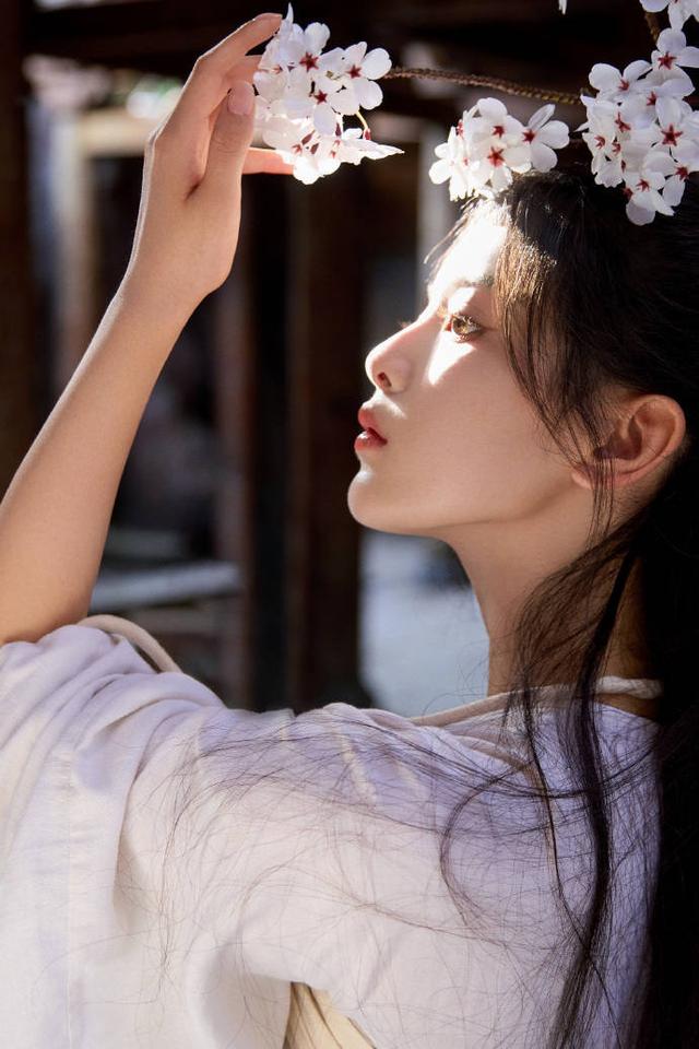 董璇女儿小酒窝正式出道啦！在《墨雨云间》中饰演杨超越幼年时期的姜梨